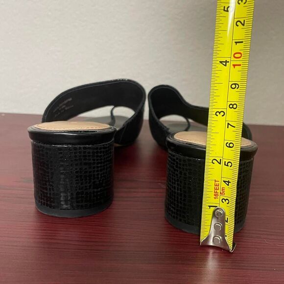 Donald Pliner Melros Black Embossed Leather Chunky Kitten Heel Toe Ring Sz 8.5 - Picture 5 of 7